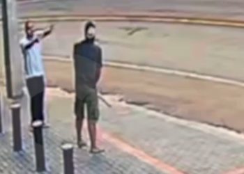 Vídeo: homem usa pedaço de cano e mat@ rival na rua Manaus