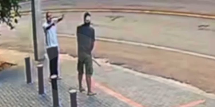 Vídeo: homem usa pedaço de cano e mat@ rival na rua Manaus