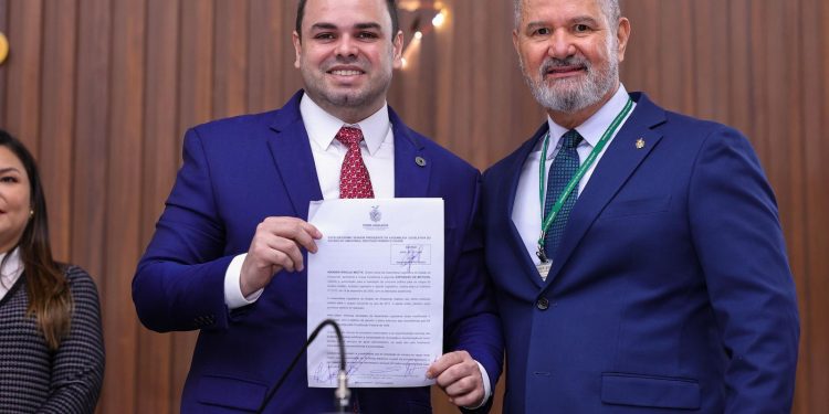 Roberto Cidade divulga cronograma do concurso da Aleam, com 100 vagas imediatas e 200 para reserva