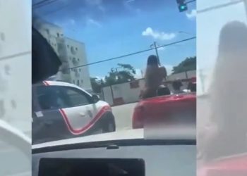 Vídeo: mulher reb0la em cima da BMW e mostra os sei0s para viatura da PM  