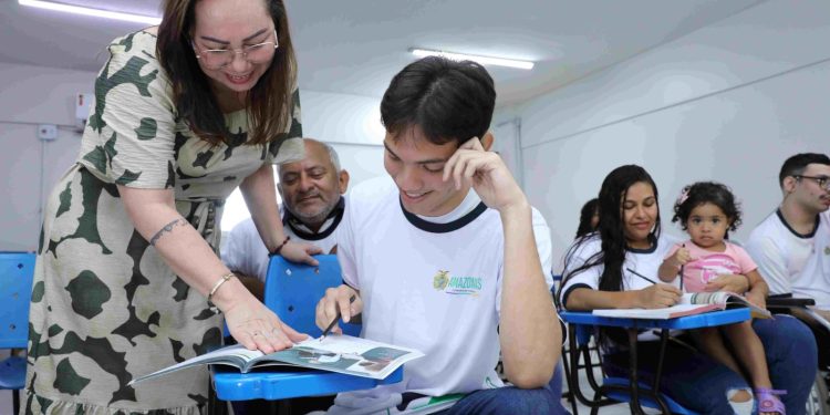 Seduc abre seleção para professores no Amazonas