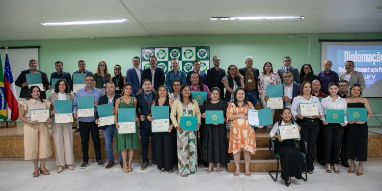 Qualificação de servidores: Minter em Administração Pública UEA/UFV certifica 34 novos mestres