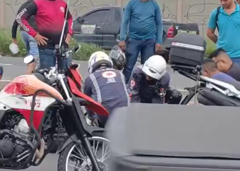 Vídeo: Motoqueira cai na vala e fica f3r1da na avenida Torquato Tapajós