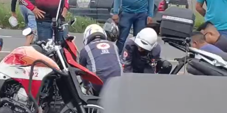 Vídeo: Motoqueira cai na vala e fica f3r1da na avenida Torquato Tapajós