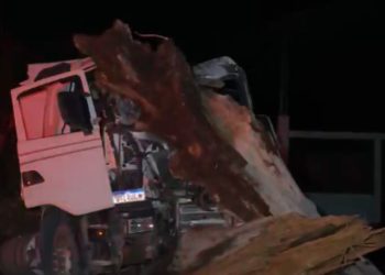 Motorista fica pr3s0 às ferragens em ac1dente com caminhão na Zona Leste