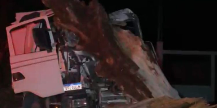 Motorista fica pr3s0 às ferragens em ac1dente com caminhão na Zona Leste