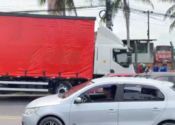 Vídeo: Em Manaus, caminhão sai bat3nd0 em vários carros na Zona Norte