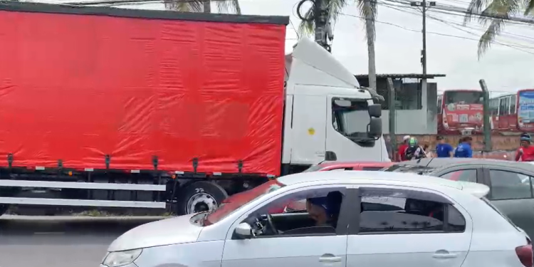 Vídeo: Em Manaus, caminhão sai bat3nd0 em vários carros na Zona Norte