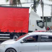 Vídeo: Em Manaus, caminhão sai bat3nd0 em vários carros na Zona Norte