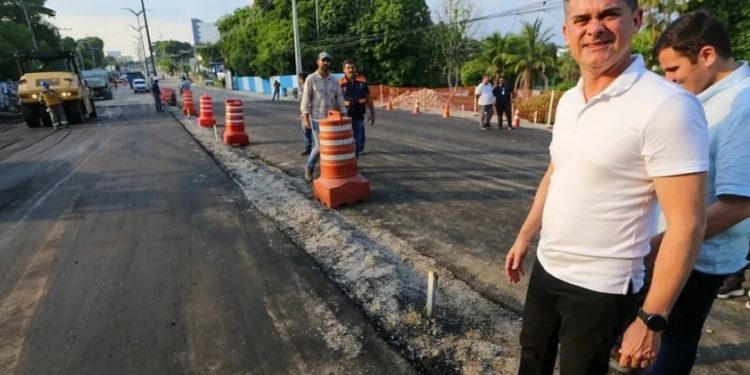 Com Manaus cheia de buracos, MP investiga como David Almeida gastou mais de R$ 116,4 milhões em asfalto