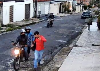 Vídeo mostra quatro bandid0s cercando cidadão para r0ubar celular em Manaus