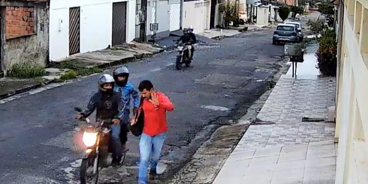 Vídeo mostra quatro bandid0s cercando cidadão para r0ubar celular em Manaus