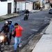Vídeo mostra quatro bandid0s cercando cidadão para r0ubar celular em Manaus