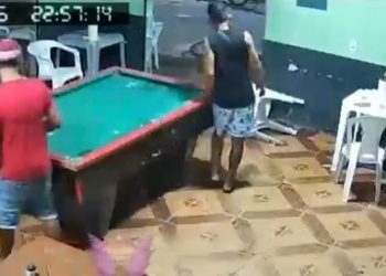 Vídeo: Em bar lotado, homem é arrastado da cadeira e bal3ad0 com vários t1r0s