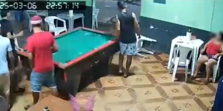 Vídeo: Em bar lotado, homem é arrastado da cadeira e bal3ad0 com vários t1r0s