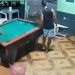 Vídeo: Em bar lotado, homem é arrastado da cadeira e bal3ad0 com vários t1r0s