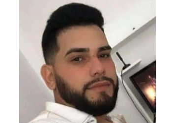 Barbeiro m0rr3 todo qu3brad0 ao colidir com palco de festa no Novo Israel