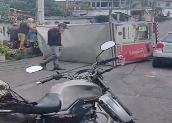 Vídeo: Caminhão-baú tomba no meio de rua no Petrópolis e atinge casa