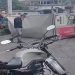 Vídeo: Caminhão-baú tomba no meio de rua no Petrópolis e atinge casa