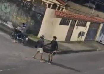 Vídeo: Por um acaso na varanda, morador flagra homem sendo ass@ltado por dupla em Manaus