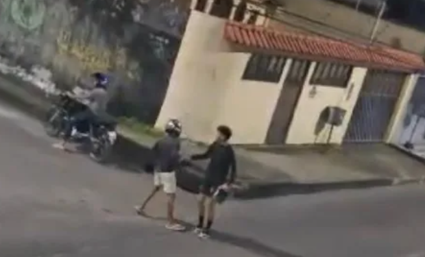 Vídeo: Por um acaso na varanda, morador flagra homem sendo ass@ltado por dupla em Manaus