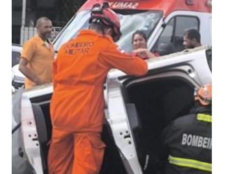 Colisã0 entre carros deixa homem pr3s0 às ferragens na Zona Leste de Manaus