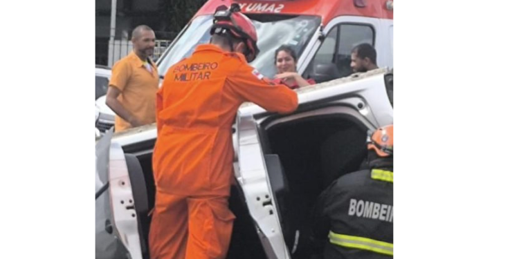 Colisã0 entre carros deixa homem pr3s0 às ferragens na Zona Leste de Manaus