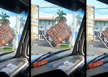 Vídeo: contêiner “se escora” após cair de carreta em Manaus: ‘azedou o pé do frango’
