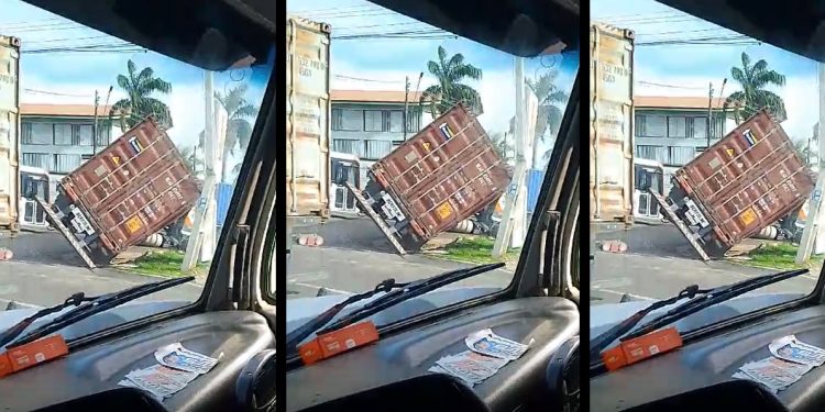 Vídeo: contêiner “se escora” após cair de carreta em Manaus: ‘azedou o pé do frango’