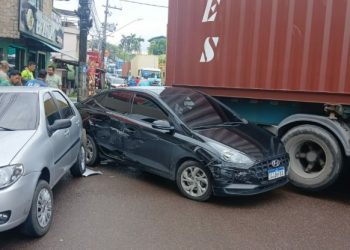 Vídeo: carreta arrasta carro estacionado no meio da rua em Manaus