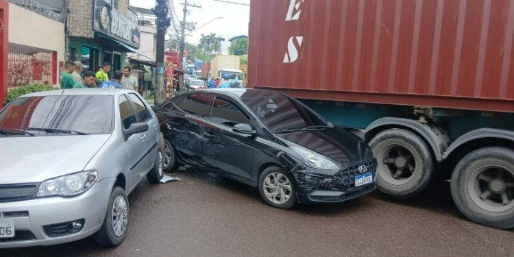 Vídeo: carreta arrasta carro estacionado no meio da rua em Manaus