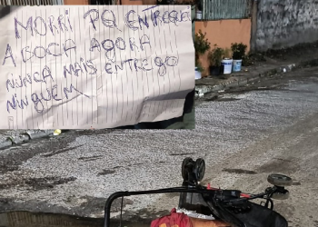 Em carrinho de bebê, homem ass@ssinad0 é deixado em via em Manaus com bilhete: ‘Entreguei a boca’; veja
