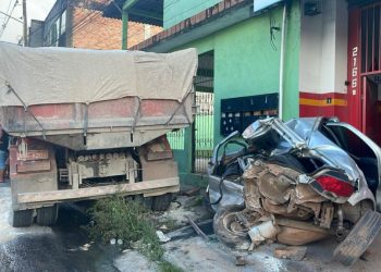 Caçamba atinge carros e deixa um que nem ‘sardinha em lata’ na Cidade Nova
