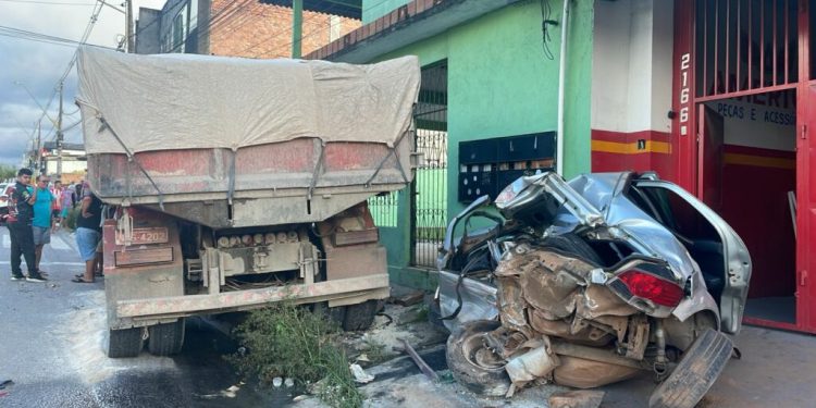 Caçamba atinge carros e deixa um que nem ‘sardinha em lata’ na Cidade Nova