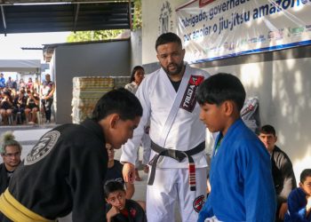 Com apoio do Governo do Amazonas, tatames e kimonos são entregues a 1.250 crianças e adolescentes