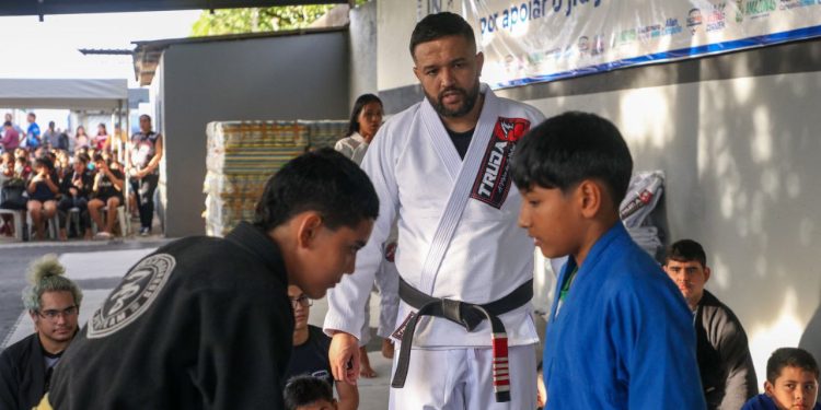 Com apoio do Governo do Amazonas, tatames e kimonos são entregues a 1.250 crianças e adolescentes