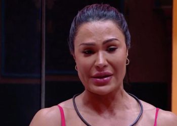 Vídeo: No BBB 25, Renata solta que Gracyanne pegava comida dos colegas e ela chora ao se justificar