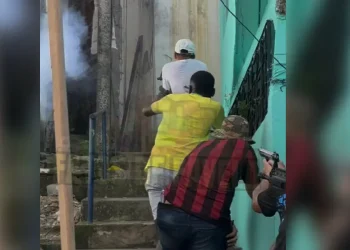 Polícia Militar at1ra em atores que faziam gravação em bairro com @rmas falsas