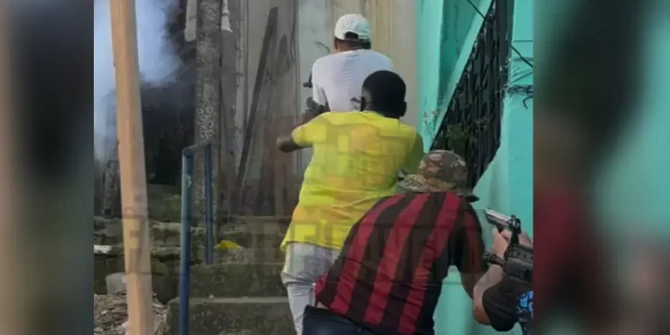 Polícia Militar at1ra em atores que faziam gravação em bairro com @rmas falsas