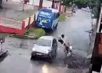 Vídeo: carro e moto disputam preferência no cruzamento e o pior acontece em Manaus