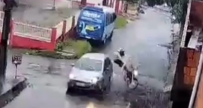 Vídeo: carro e moto disputam preferência no cruzamento e o pior acontece em Manaus