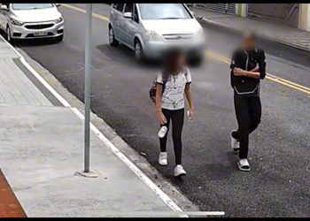 Vídeo: pai atr0pela colega do filho que bateu nele na escola