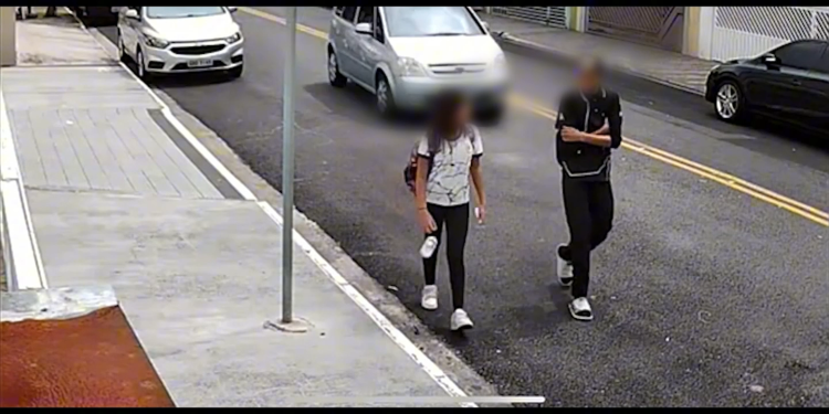Vídeo: pai atr0pela colega do filho que bateu nele na escola