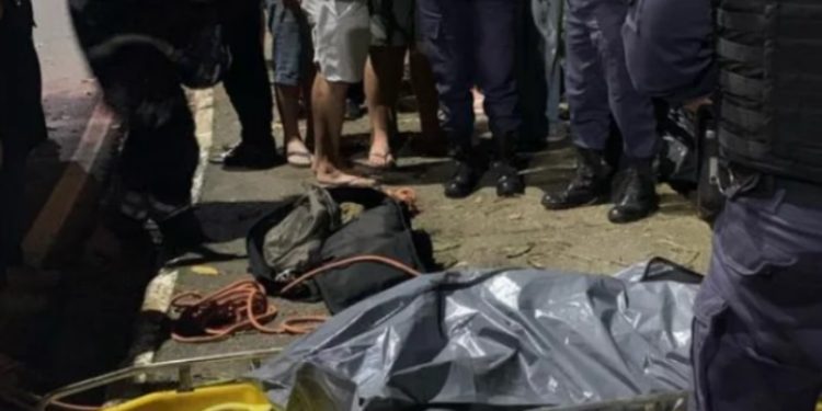 Motorista sem cinto de segurança acerta árvore, é jogado para fora e m0rre em Manaus