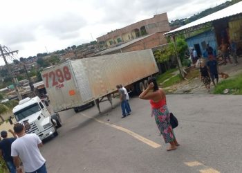 Vídeo: Caminhão desce com tudo na ‘ladeira da m0rt3’ e invade outra casa na Zona Leste