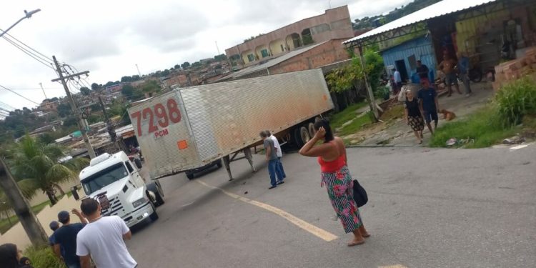 Vídeo: Caminhão desce com tudo na ‘ladeira da m0rt3’ e invade outra casa na Zona Leste