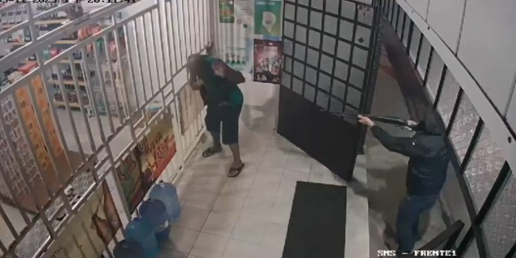 Vídeo: pistoleir0 invade distribuidora e m@ta homem a tir0s de espingarda