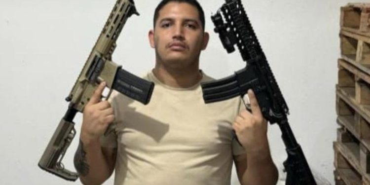Homem é pres0 dando rolê aleatório de carro com fuzis em Manaus 