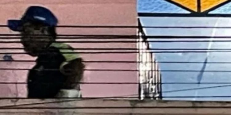 Dono de quitinete arr0mba porta e encontra inquilina m0rta em Manaus