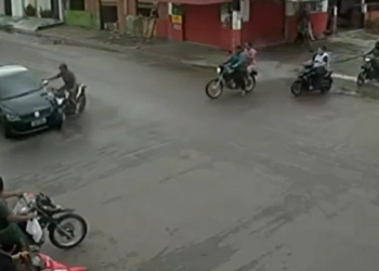 Vídeo: Em cruzamento cheio de motos, carro passa com tudo por motociclistas em Itacoatiara